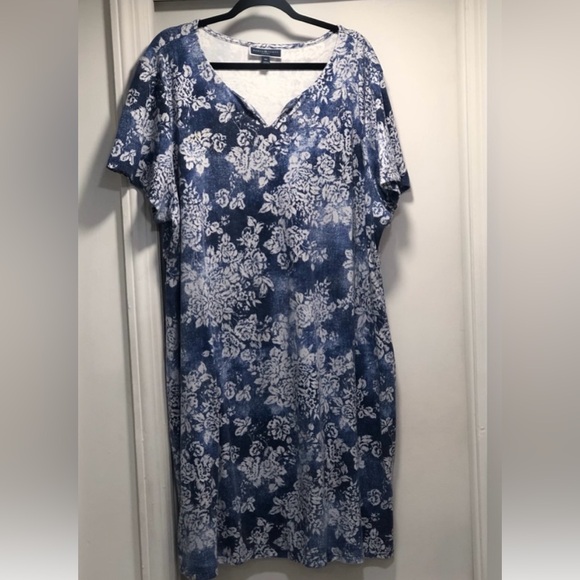 Karen Scott blue/white midi floral dress.
Size 4X  (26-28)
Created for Macys - Picture 1 of 5